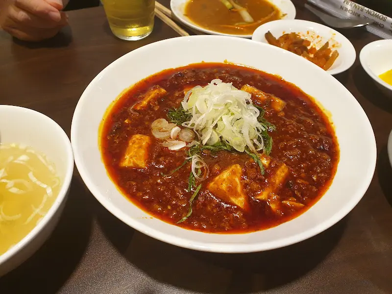 강렬한 붉은색의 마파두부