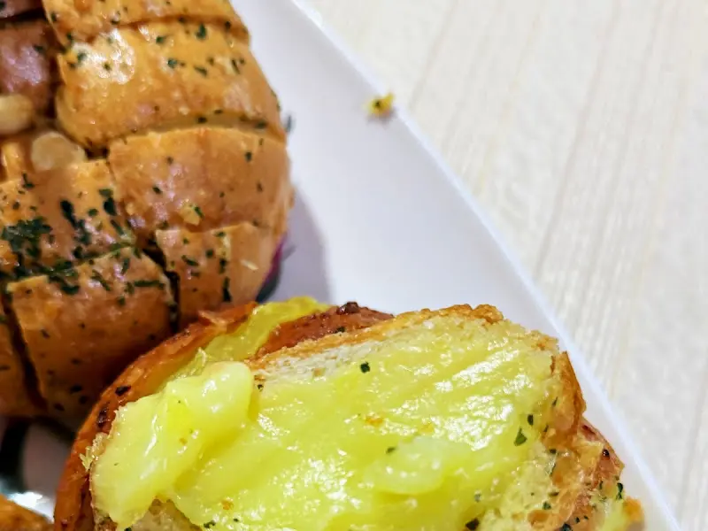 스위트포테이토 커스터드 마늘빵 단면