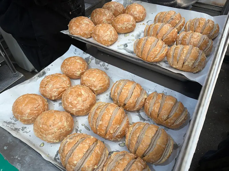 갓 구워져 나온 마늘빵