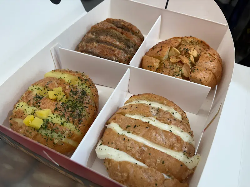 선물 포장된 마늘빵 세트