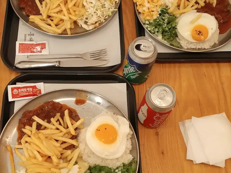 여러 명이 함께 즐기는 모습