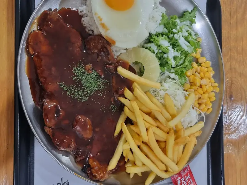 접시 가득 담긴 음식