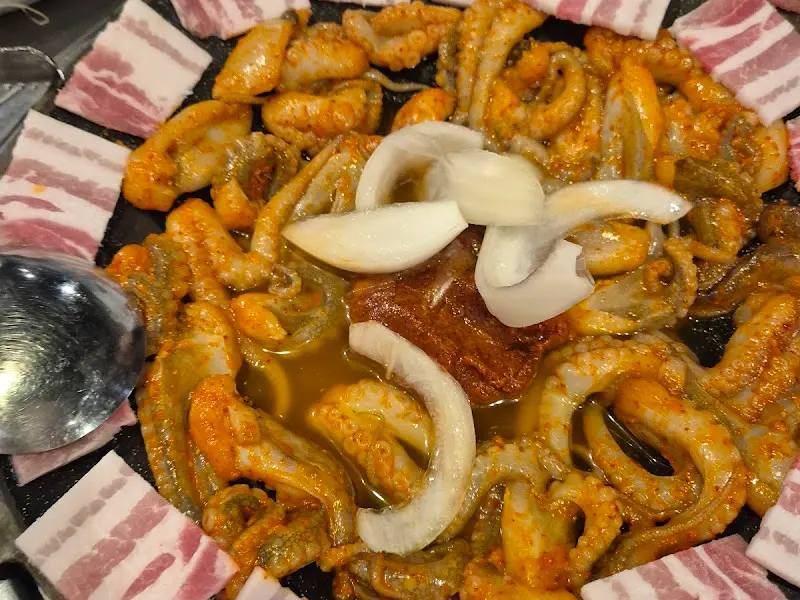 잘 익은 쭈꾸미와 삼겹살, 양파가 어우러진 모습