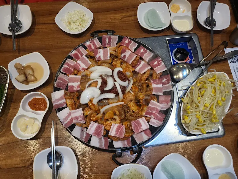 테이블 가득 채워진 쭈꾸미 삼겹살 한 상 차림