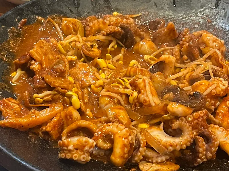 매콤한 양념에 볶아진 쭈꾸미와 삼겹살의 조화