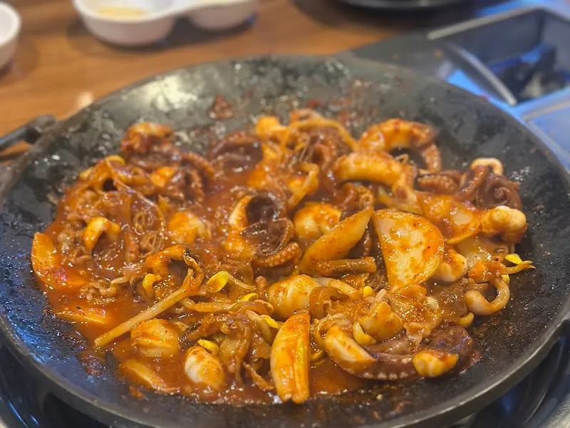 철판 위에서 맛있게 볶아진 쭈꾸미의 모습