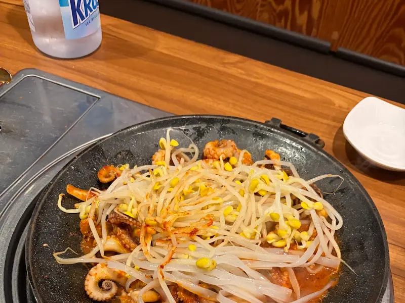 시원한 물과 함께 끓고 있는 쭈꾸미 전골