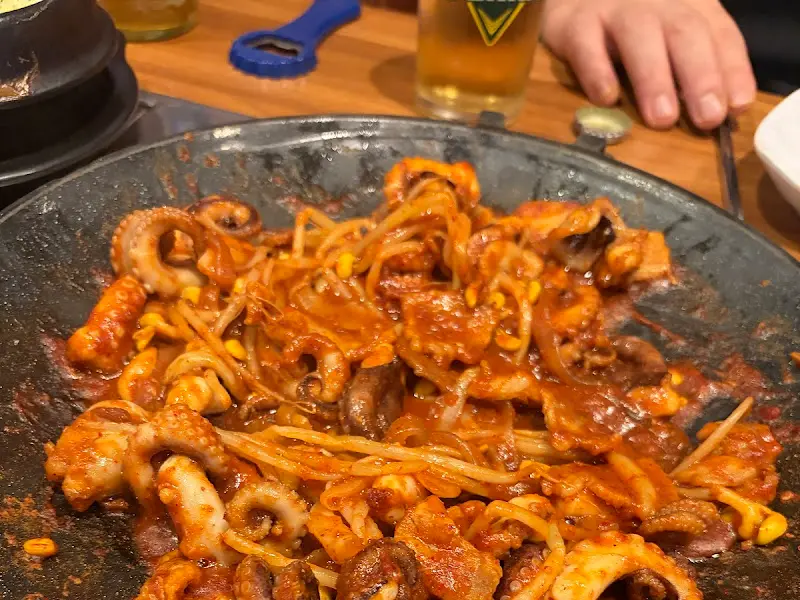 매콤한 쭈꾸미 볶음과 맥주 한 잔