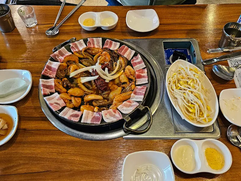 쭈꾸미 삼겹살과 다양한 곁들임 반찬