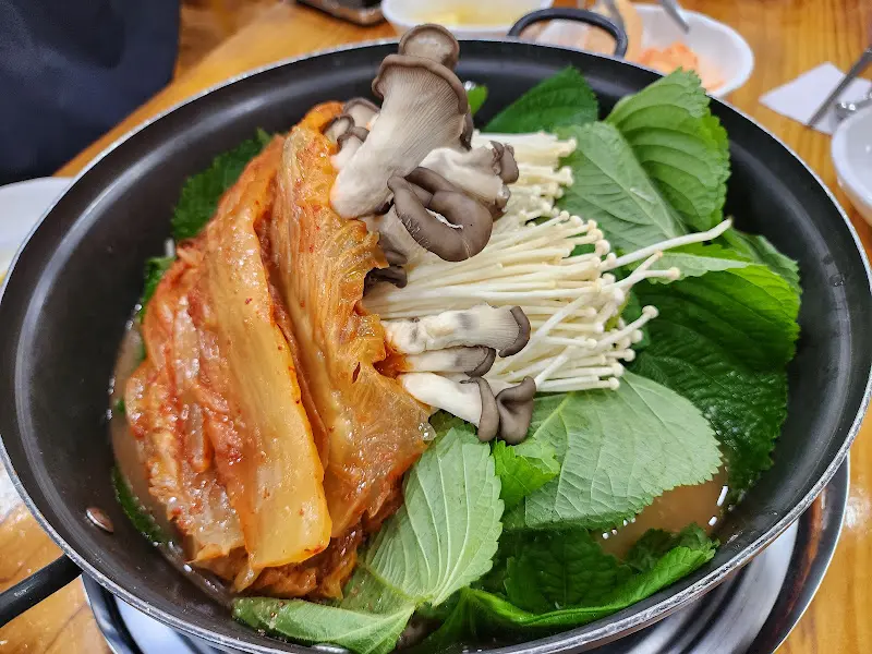 묵은지와 팽이버섯, 깻잎이 푸짐하게 들어간 묵은지 감자탕