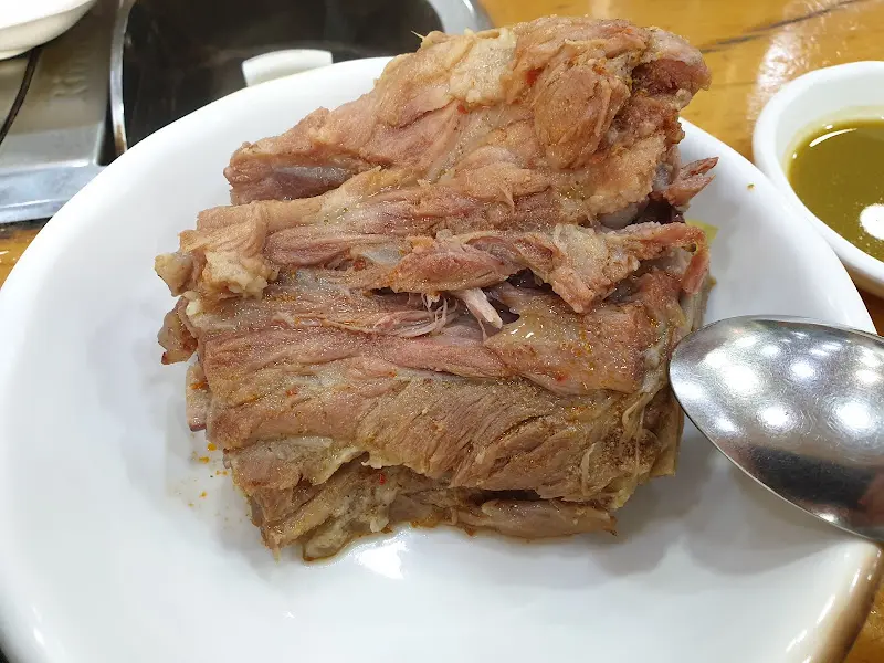 뼈에 살이 푸짐하게 붙어있는 뼈찜