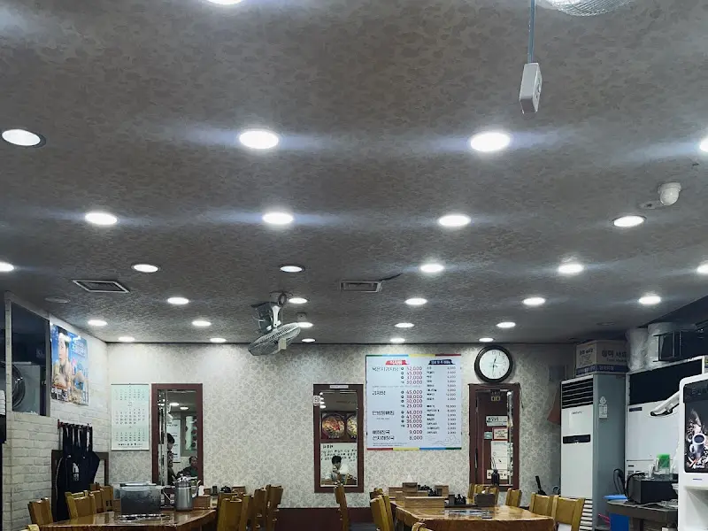 넓고 깔끔한 식당 내부