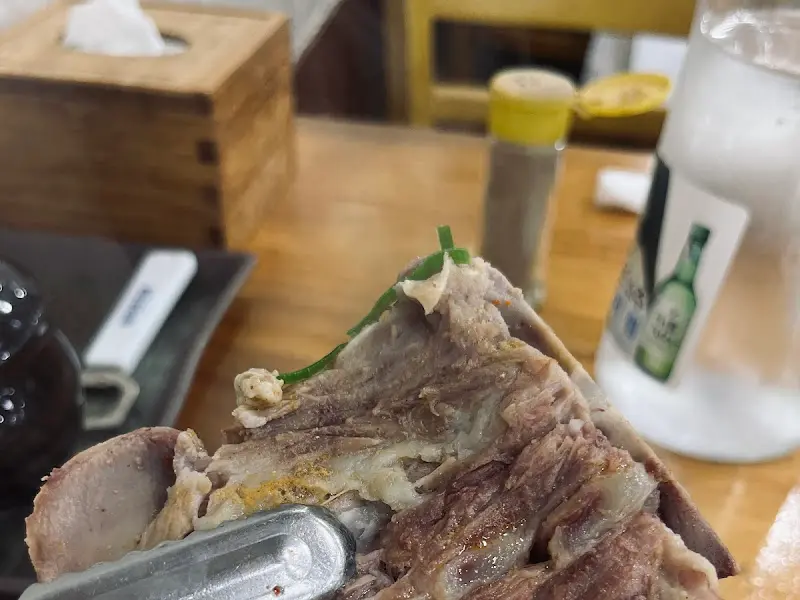 살코기가 푸짐하게 붙은 뼈