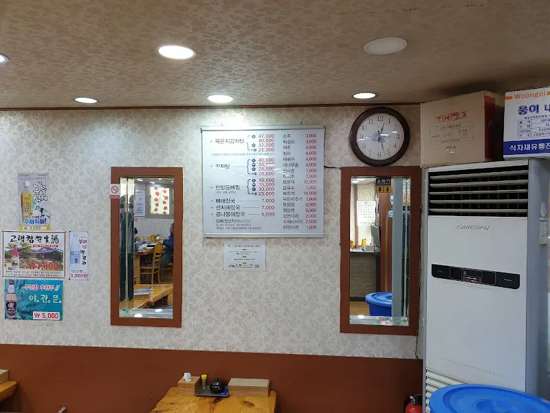 식당 내부 벽면에 붙어 있는 메뉴 가격표