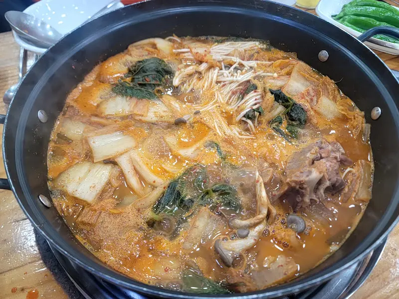 묵은지 감자탕 전골