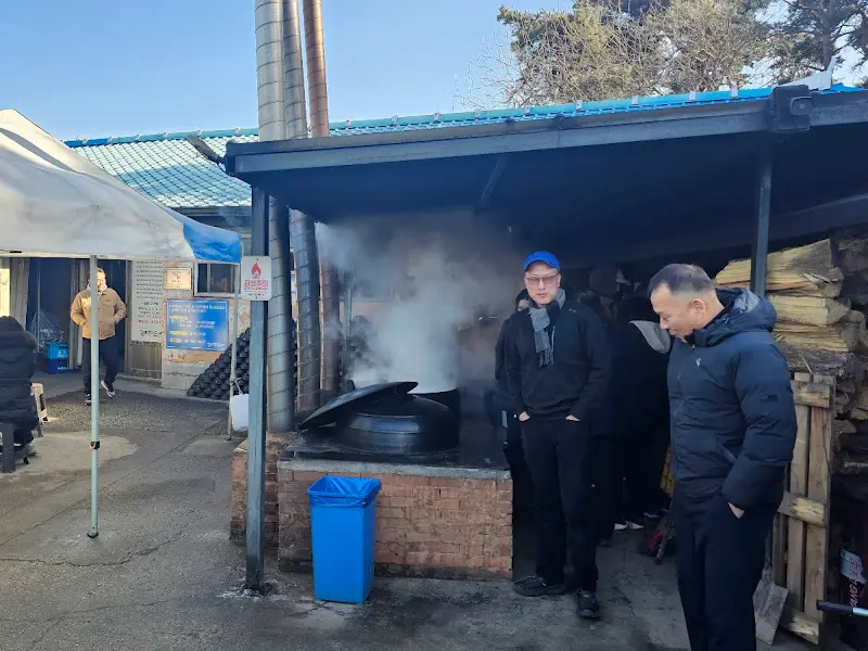 가마솥에서 육수를 끓이는 모습