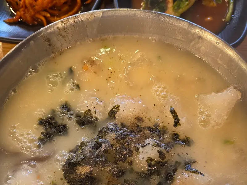 옹심이 칼국수의 걸쭉한 국물