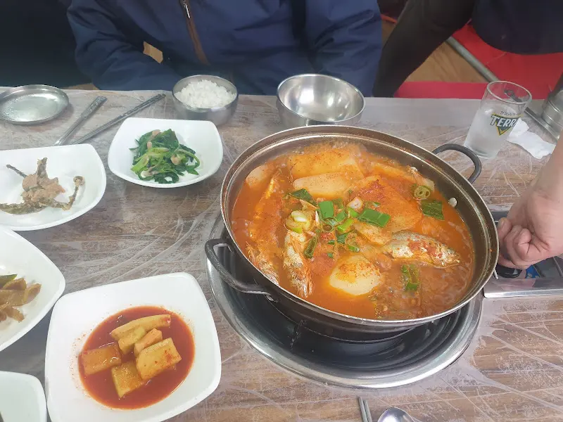 이가식당에서 식사하는 손님들