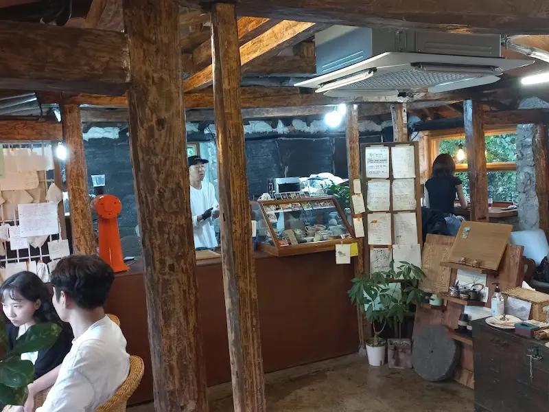 따뜻한 분위기의 내부, 빈티지한 소품들이 눈길을 사로잡는다.