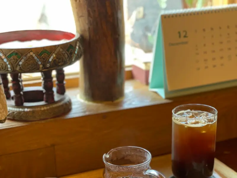 향긋한 핸드드립 커피, 찻잔도 참 예쁘다.