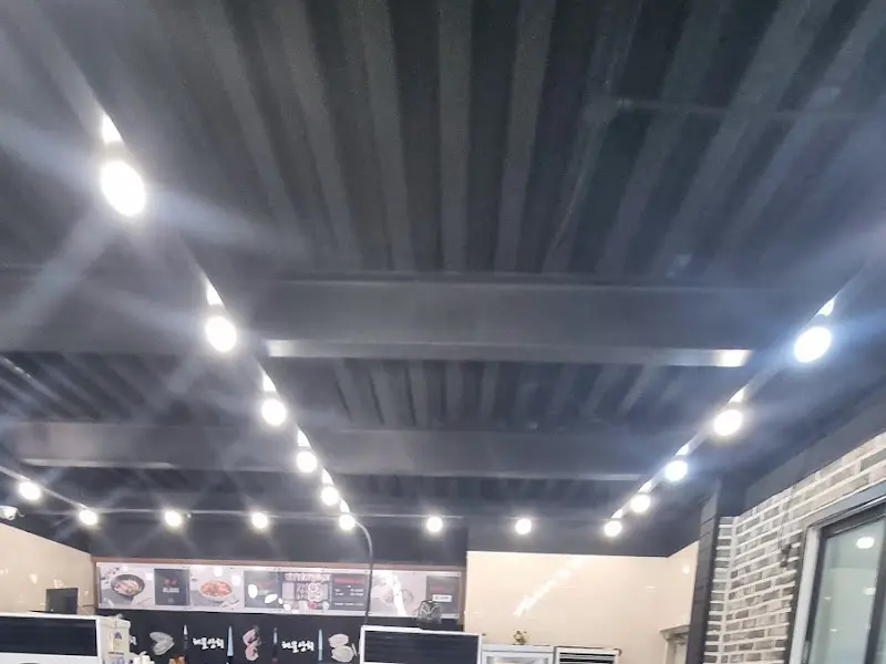 해물상회 내부 천장 조명