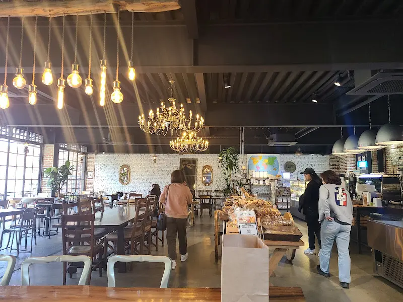 카페 내부 전경