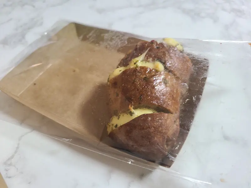 포장된 마늘 크림치즈 바게트