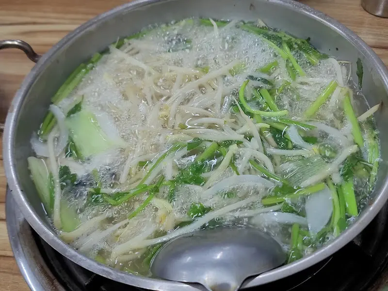 테이블 위에서 보글보글 끓고 있는 맑은 복어탕