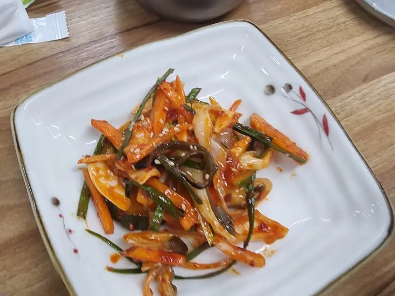 싱글벙글 식당 외부 간판 사진