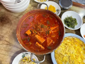 광주에서 맛보는 화끈한 매운맛, 문화전당역 엄마네돼지찌개에서 짜릿한 경험을!