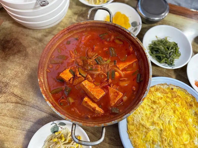 엄마네돼지찌개의 푸짐한 돼지찌개
