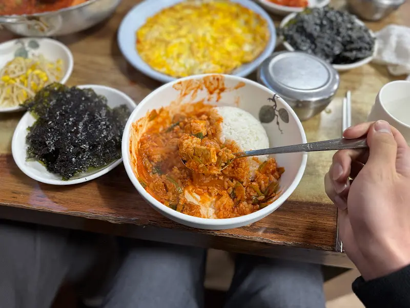 밥에 돼지찌개를 비벼먹는 모습