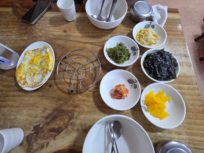 엄마네돼지찌개 테이블 세팅