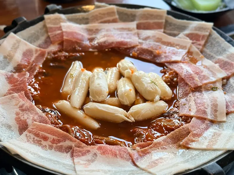 쭈꾸미와 삼겹살, 떡이 함께 어우러진 모습