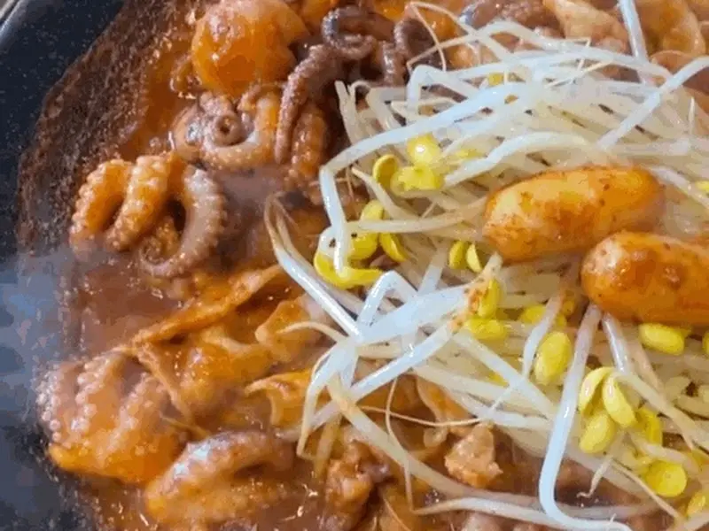 쭈꾸미와 콩나물을 함께 볶아 먹는 모습