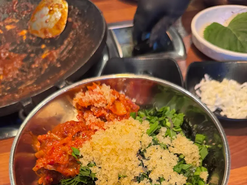 볶음밥 재료가 담긴 그릇