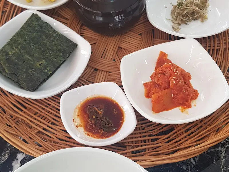 다양한 밑반찬들