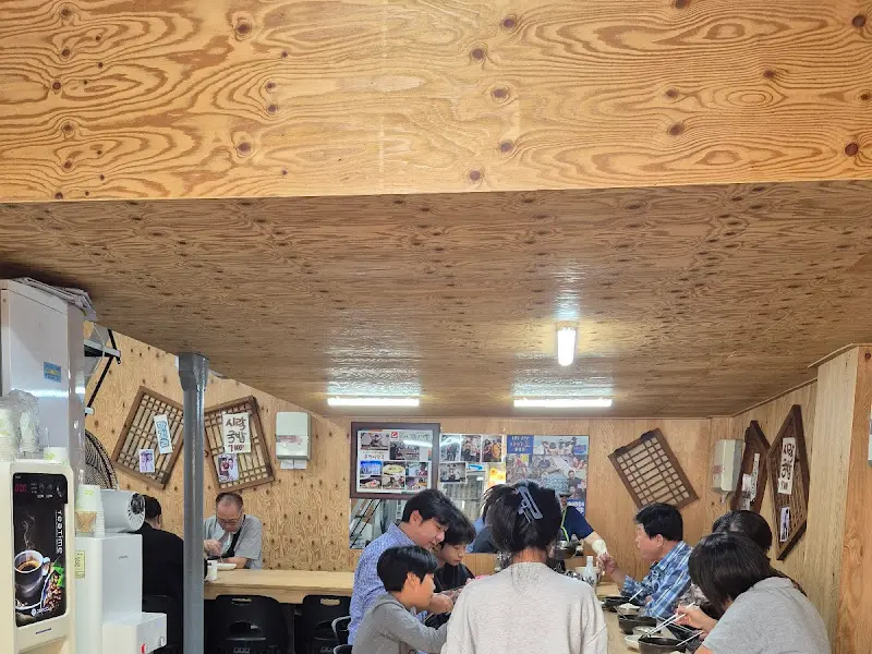 훈이시락국 내부 전경