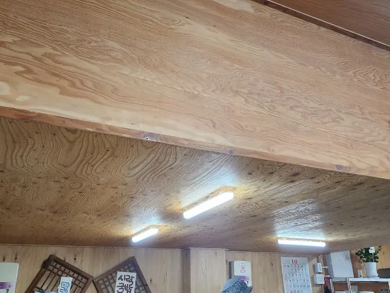 훈이시락국 내부 천장