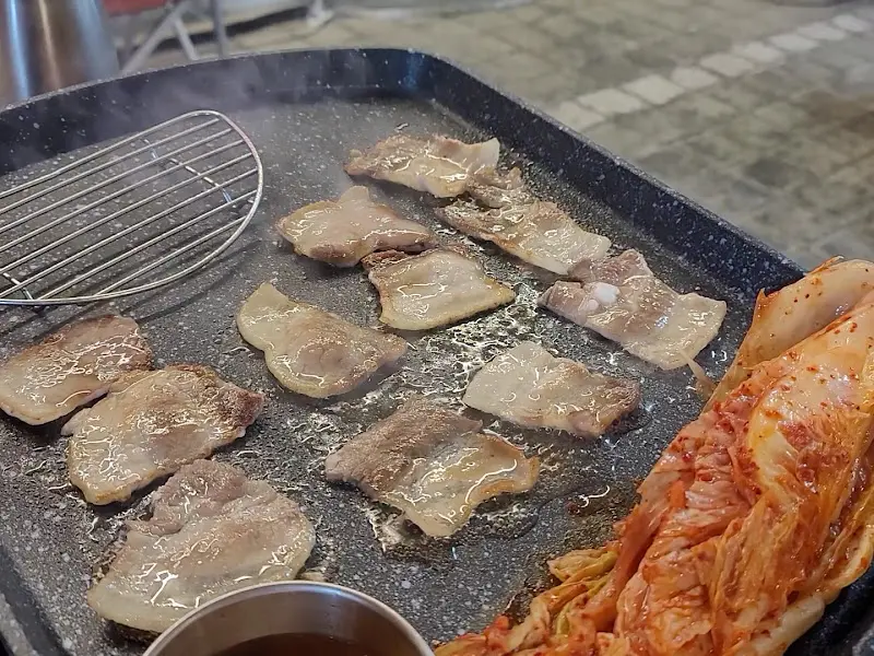 불판 위에서 익어가는 냉삼겹살