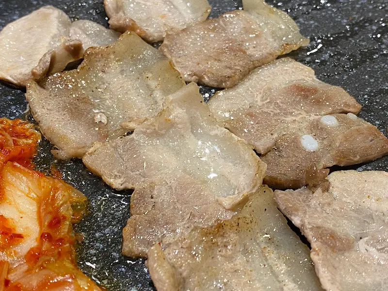 노릇하게 구워진 냉삼겹살