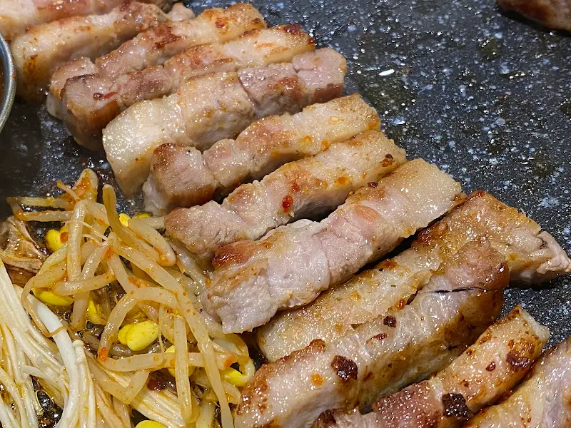 맛있게 구워진 삼겹살