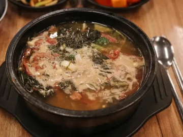 새벽을 깨우는 뜨거운 위로, 분당에서 만나는 유치회관 해장국의 깊은 지역적 맛