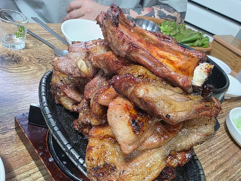 산더미처럼 쌓인 돼지갈비