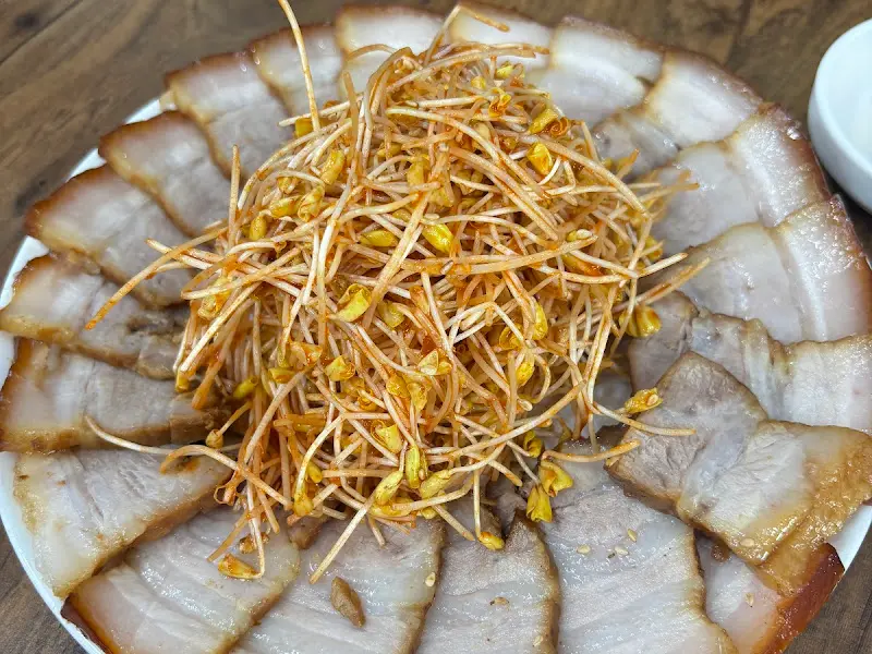 메밀싹이 듬뿍 올라간 수육