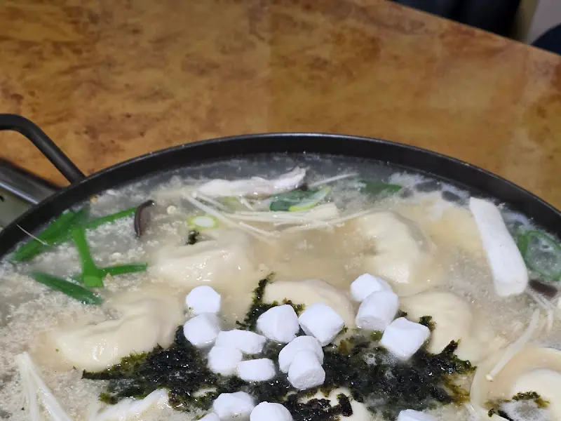 뽀얀 들깨 국물에 푸짐하게 담긴 만두전골