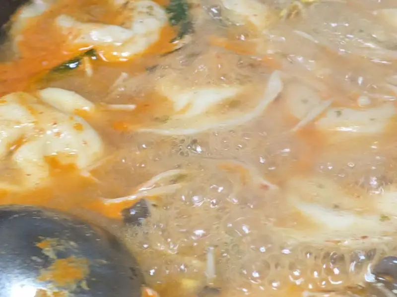 만두와 옹심이가 끓고 있는 모습