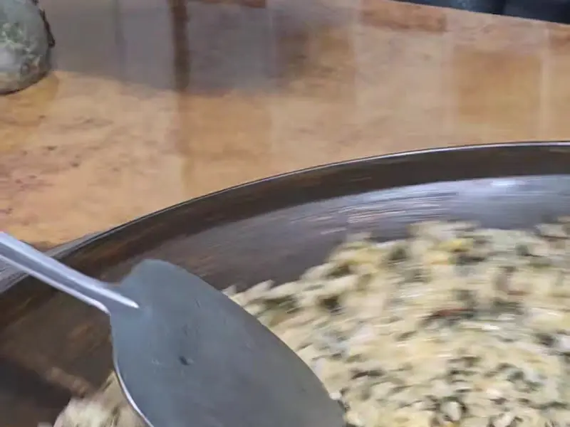 달인의 손길로 볶아지는 볶음밥