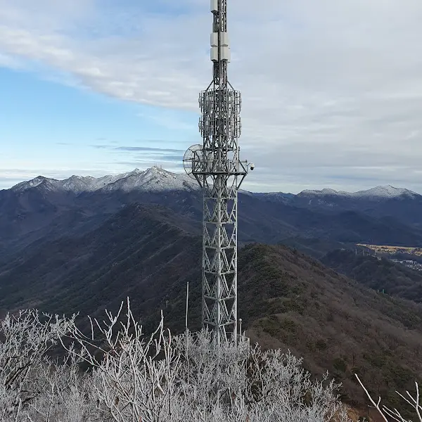 칠갑산 정상의 통신탑