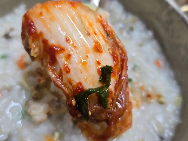 바지락죽과 김치의 조화